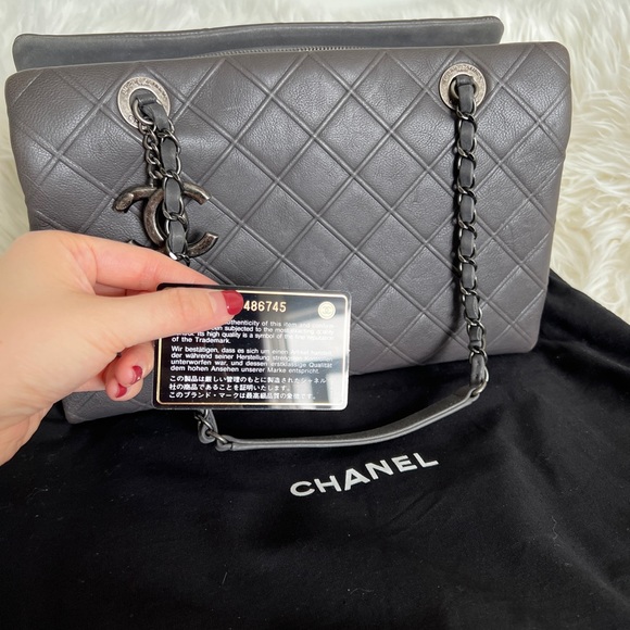 [SOLD] Authentic Chanel Grey Calf Leather Shoulder Purse Tote - Picture 4 of 16